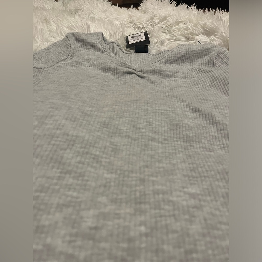 heathered grey, slight v-cut. size: L 10/12 . little flare on arms and bottom.